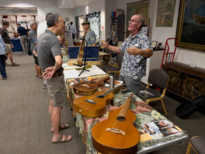 Dave Correia (r) talks about his Weisenborn-style guitars with Kerry Char. (McElrath) 
