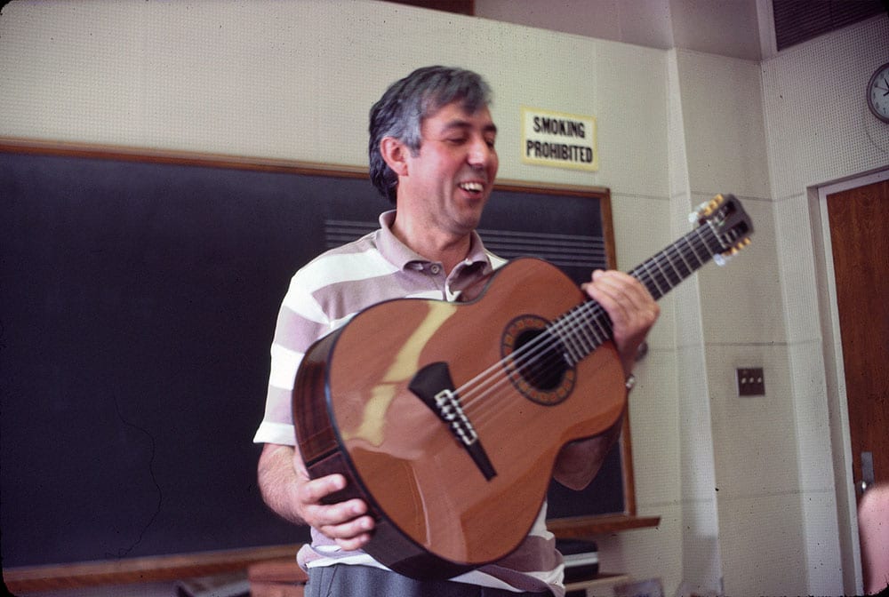 José Romanillos with a Kasha/Schneider guitar.