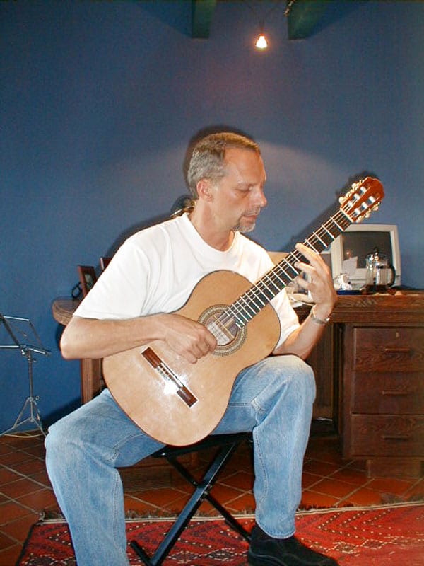 Abri Jordaan plays a cedar-topped, Hauser-style guitar by Rodney Stedall.
