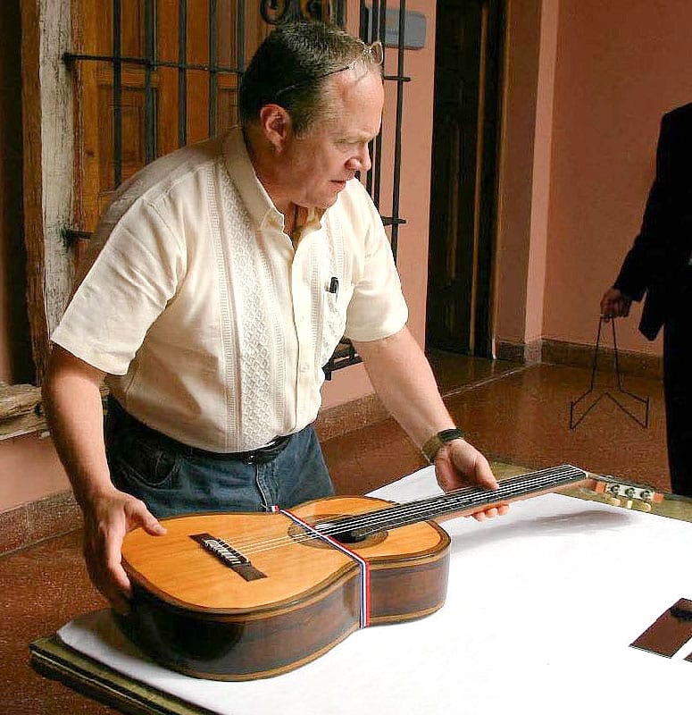 Examining Barrios’ guitar at the Cabildo Museum.	