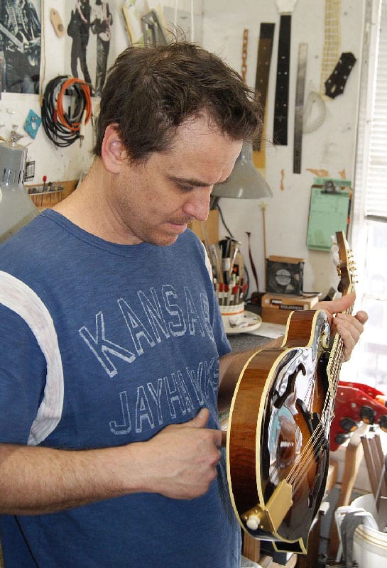 Derek takes a few minutes to evaluate the features of a Skipper “New Vintage Series” mandolin.