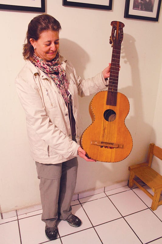 Historical instuments: guitarra septima.