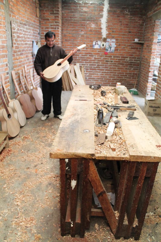 Rough and ready lutherie in Paracho. (image 2 of  5)
