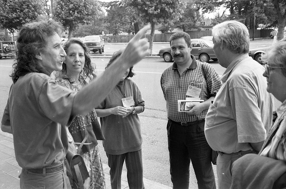 1995 GAL Convention: Maria del Carme and Josep Melo (center) talk with new friends Jose Romanillos and Marian Harris Winspear (right) and Gabor Schoffer and Anna Laura Robertson. (Image 2 of 2)