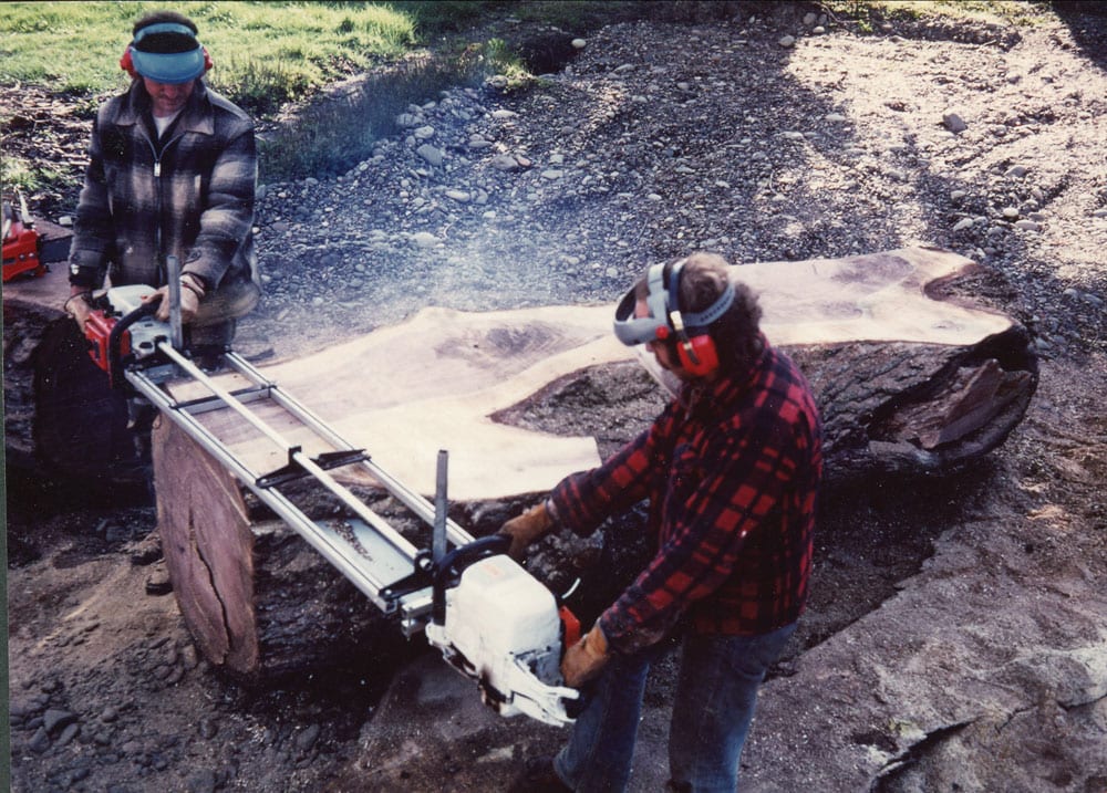 Double-engine chainsaw mill in action