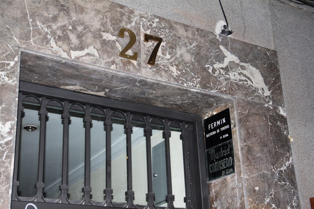 This tailor shop near to the Santos shop is now numbered Aduana 27. That was the number on the Santos’ shop until the Madrid city fathers changed the number to 23 around 1930 or so (Image21 of 2).
