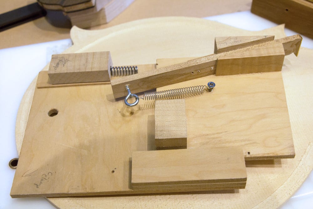 Jig for sawing the kerfs into lining strips. (image 1 of 3)
