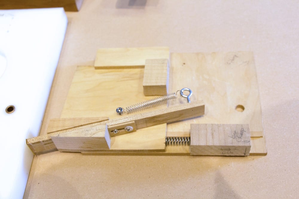 Jig for sawing the kerfs into lining strips. (image 2 of 3)