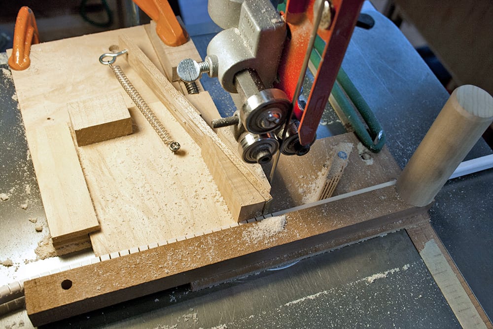 Jig for sawing the kerfs into lining strips. (image 3 of 3)