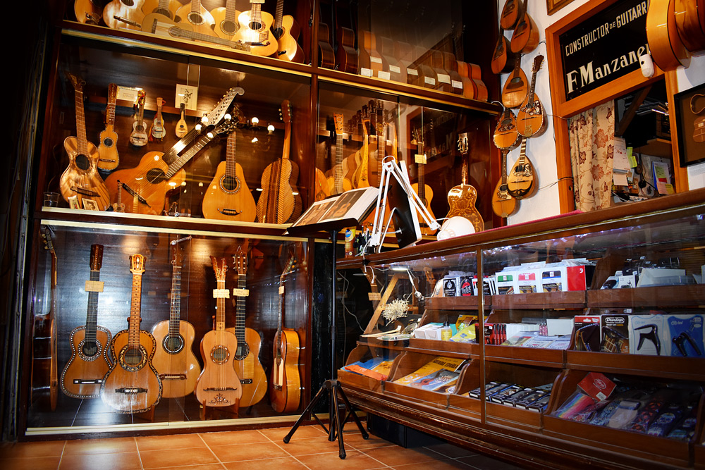 For more info on these instruments, see our 1995 article “Félix Manzanero and his Collection of Antique Guitars” by Ronald Louis Fernández in AL#41 p.40  (BRB4 p.144) (Photo 1 of 2)