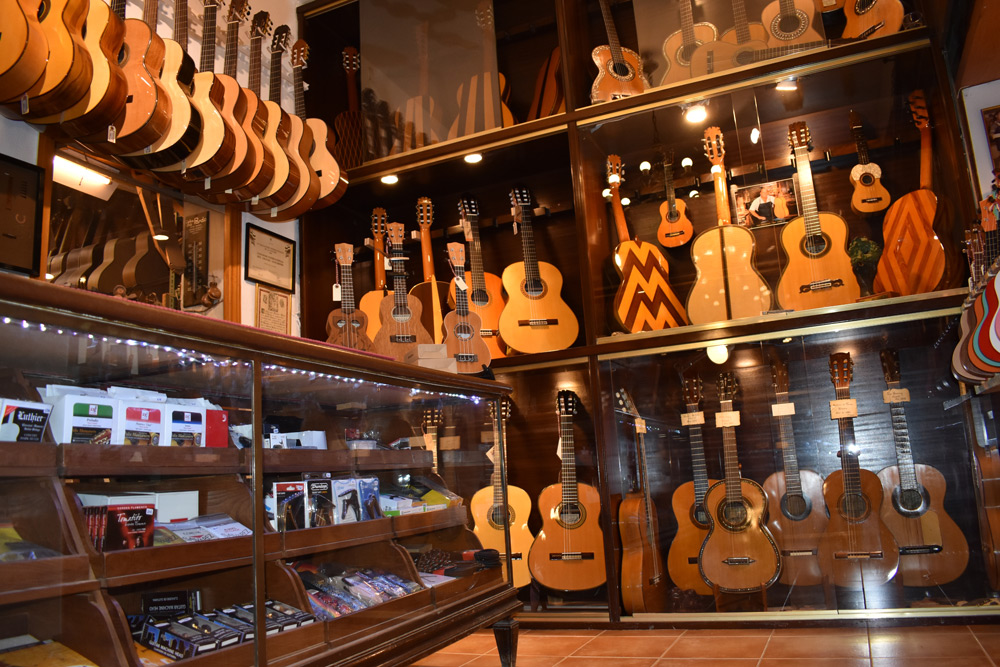 For more info on these instruments, see our 1995 article “Félix Manzanero and his Collection of Antique Guitars” by Ronald Louis Fernández in AL#41 p.40  (BRB4 p.144) (Photo 2 of 2)