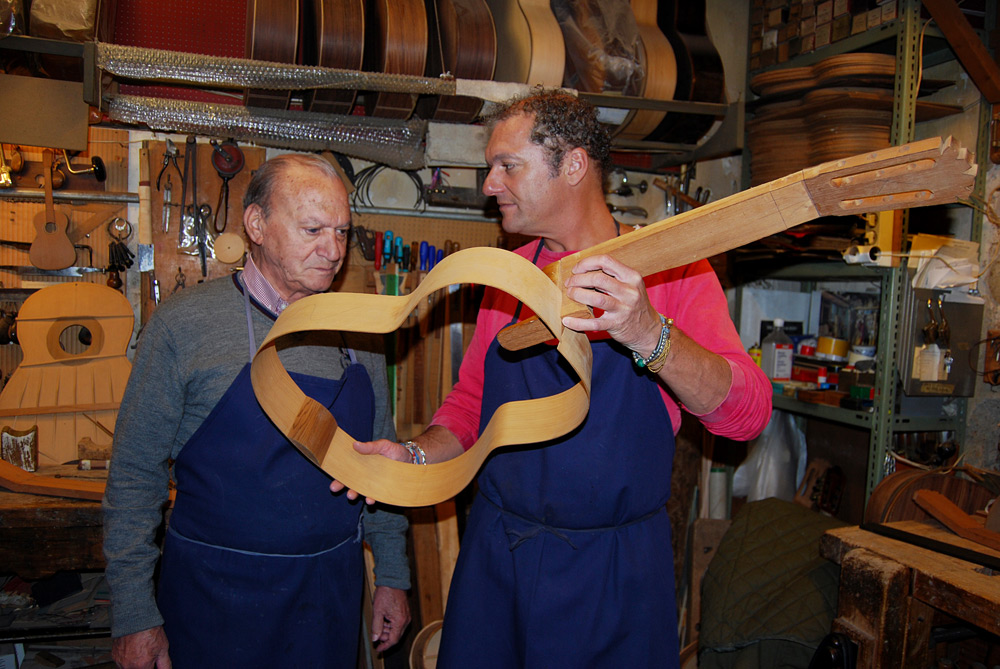 
Last day in the shop. Félix Manzanero with his son Ivan. (Photo 2 of 3)