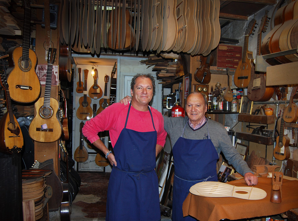 
Last day in the shop. Félix Manzanero with his son Ivan. (Photo 3 of 3)