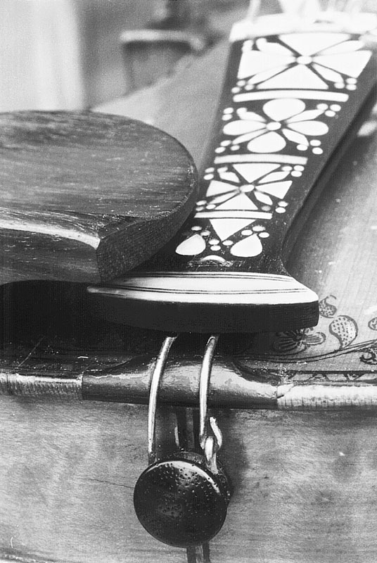 Bridge and tailpiece of the Frøysaa fiddle, showing the position of the understrings. (Photo 2 of 3)