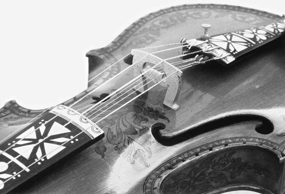 Bridge and tailpiece of the Frøysaa fiddle, showing the position of the understrings. (Photo 3 of 3)