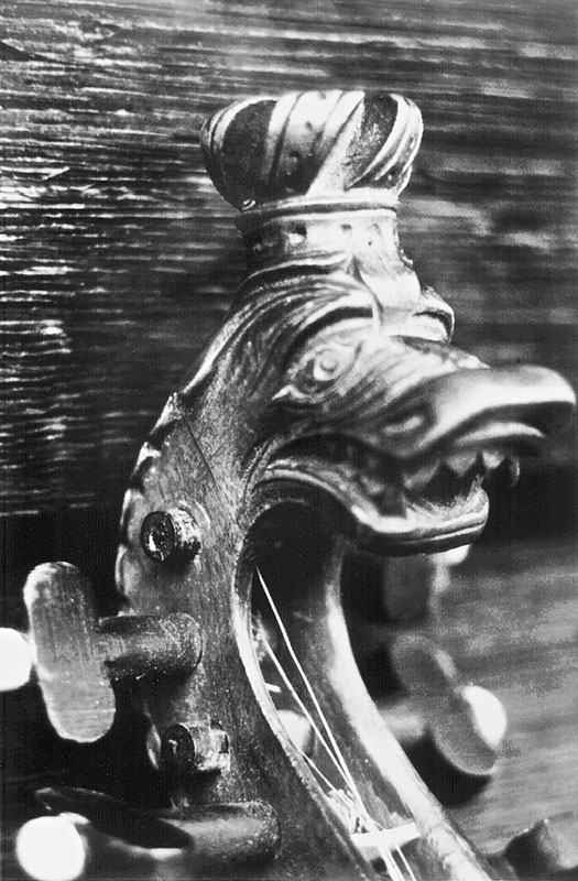 Peghead of an instrument thought to be by Trond Botnen, 1713–1772.