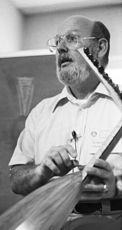 Robert Cooper lectures on “The Devolution of the Modern Lute” at the GAL Convention in Greensboro, North Carolina, in 1984. Photo by Tim Olsen.